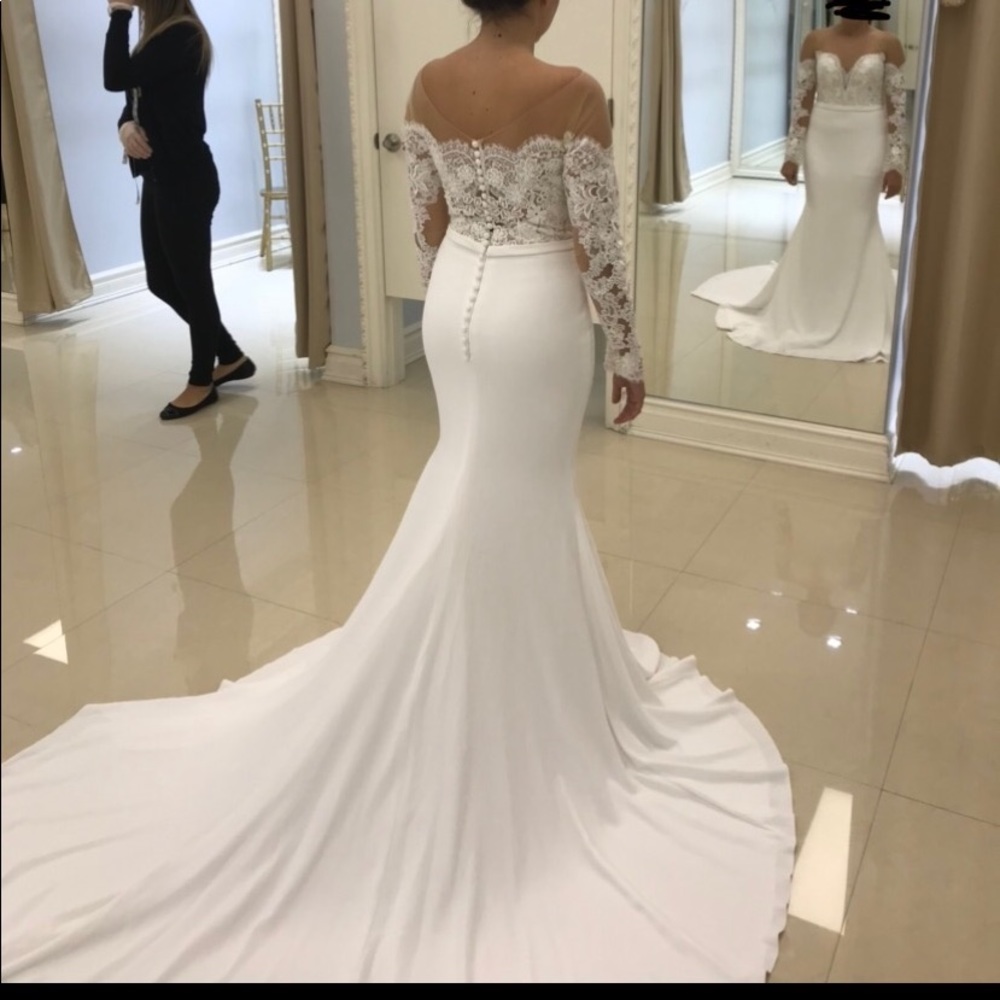 Wedding dress like new only worn once !